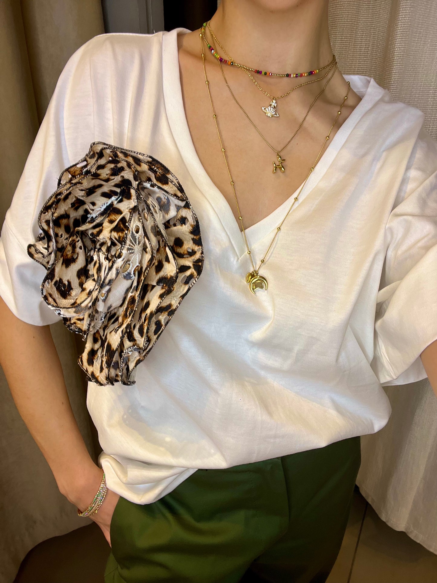 T-SHIRT SCOLLO A V CON SPILLA ANIMALIER